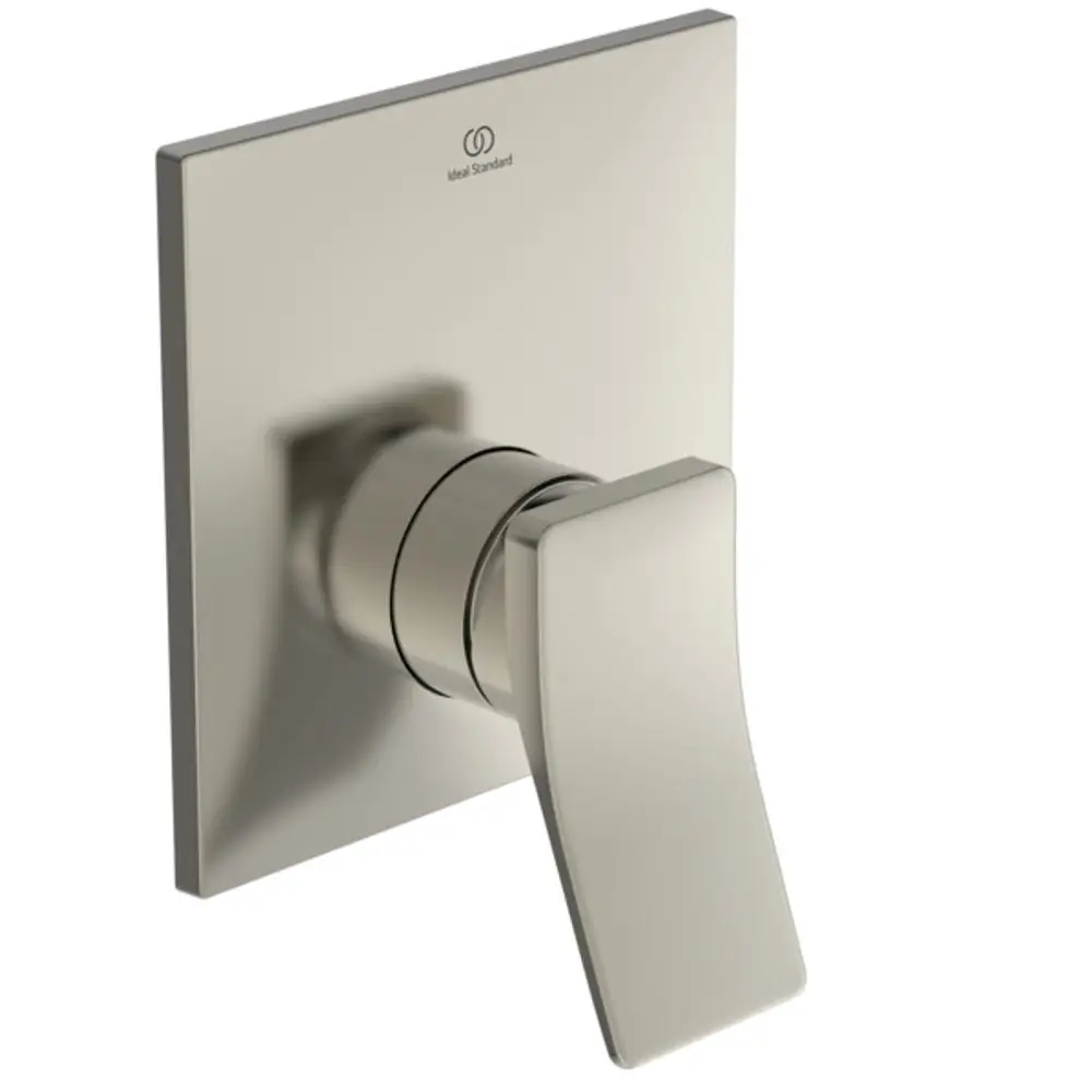 Wandmontierte Brausearmatur in mattem Silber von Ideal Standard mit quadratischer Plattenoberfläche und einem flachen Hebel zum Öffnen und Regulieren des Wassers.
